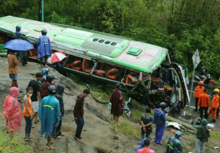 Ινδονησία: 13 νεκροί, δεκάδες τραυματίες σε τροχαίο με λεωφορείο