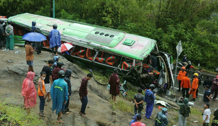 Ινδονησία: 13 νεκροί, δεκάδες τραυματίες σε τροχαίο με λεωφορείο