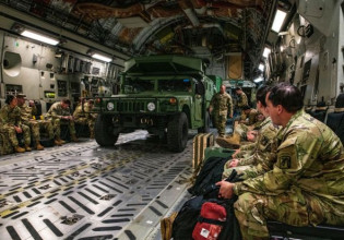 Πολωνία: Προσγείωση μεταγωγικού αεροσκάφους C-17 που μετέφερε στρατιώτες των ΗΠΑ