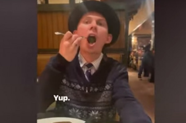 ΗΠΑ: Μητέρα ανεβάζει βίντεο με τον αυτιστικό γιο της να δοκιμάζει φαγητά και γίνεται viral