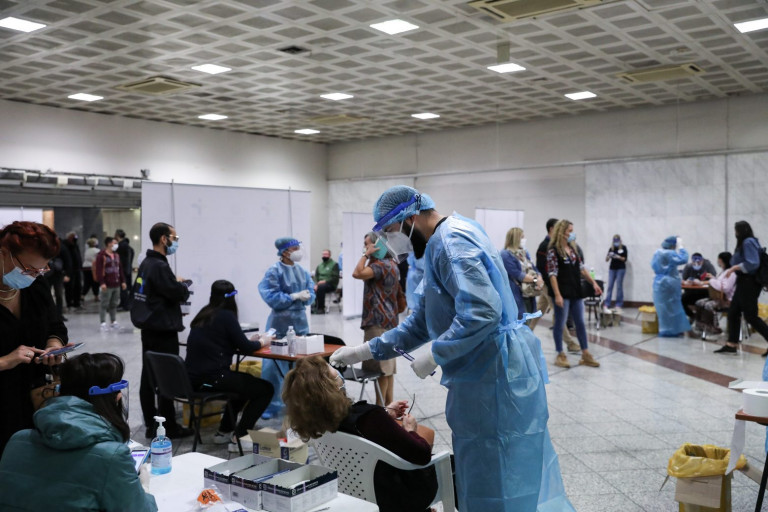 Κοροναϊός: Νέο κύμα και άλλη μετάλλαξη φοβούνται επιστήμονες – Τι θα γίνει με τα μέτρα