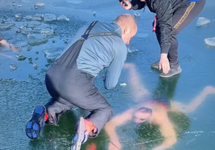 Βουτιά που κόβει την ανάσα: Κολυμπούσε κάτω από τον πάγο και εγκλωβίστηκε – Η απεγνωσμένη προσπάθεια να τον σώσουν