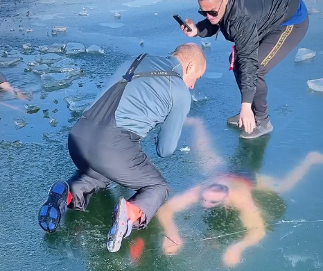 Βουτιά που κόβει την ανάσα: Κολυμπούσε κάτω από τον πάγο και εγκλωβίστηκε – Η απεγνωσμένη προσπάθεια να τον σώσουν