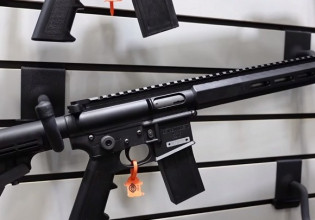 ΗΠΑ: Κυκλοφόρησε ημιαυτόματο τουφέκι για παιδιά – Έντονες αντιδράσεις