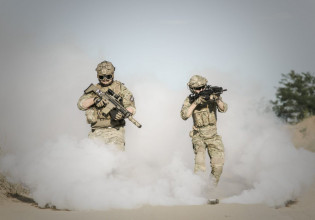 Πόλεμος στην Ουκρανία: Οι στρατοί των δύο χωρών είναι «ο Δαβίδ και ο Γολιάθ»