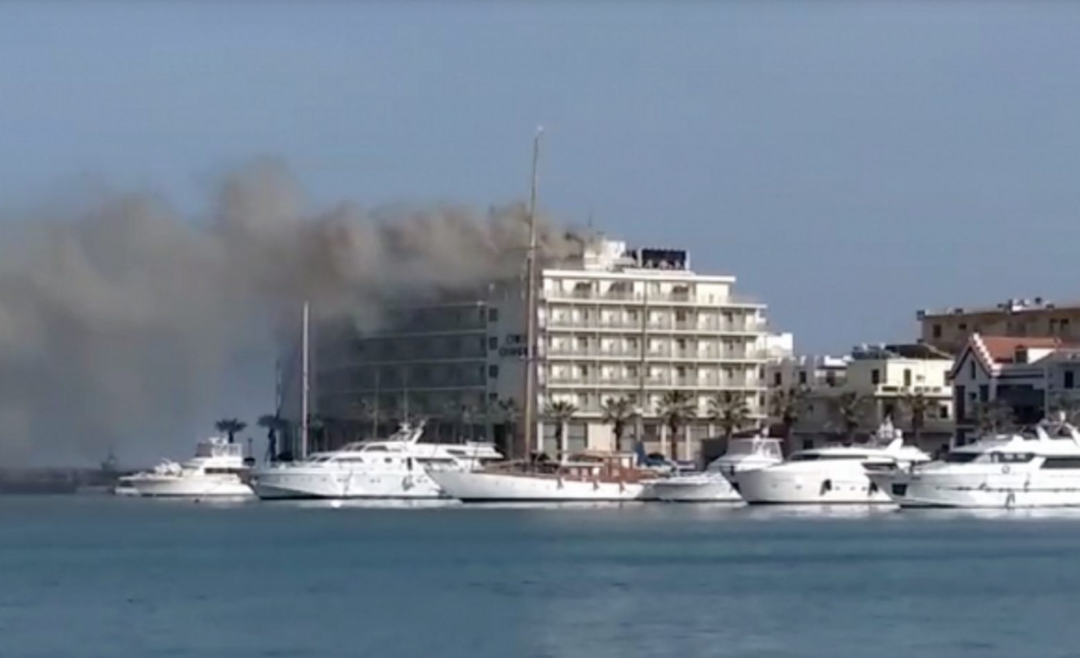 Χίος: Μεγάλη φωτιά σε ξενοδοχείο – Σκοτείνιασε ο ουρανός στην περιοχή