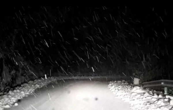 Καιρός: Χιονίζει σε Θρακομακεδόνες και Πάρνηθα – Δείτε βίντεο
