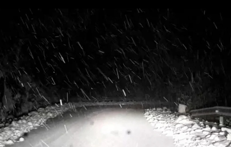Καιρός: Χιονίζει σε Θρακομακεδόνες και Πάρνηθα - Δείτε βίντεο