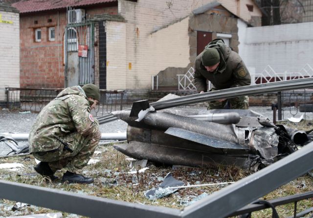 Ουκρανία: Εικόνες και βίντεο σοκ από τις στρατιωτικές επιχειρήσεις - Σε πανικό οι πολίτες τρέχουν να σωθούν