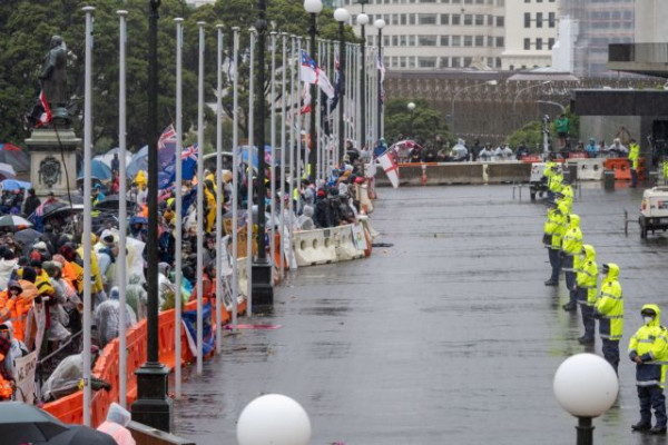 Σουρέαλ καταστάσεις στη Νέα Ζηλανδία – Η αστυνομία απομακρύνει διαδηλωτές με…. Macarena