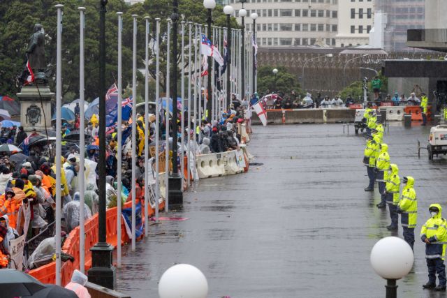 Σουρέαλ καταστάσεις στη Νέα Ζηλανδία – Η αστυνομία απομακρύνει διαδηλωτές με…. Macarena