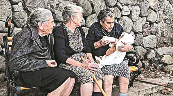 Οι γιαγιάδες της Λέσβου: «Μη φοβάστε τους ανθρώπους…»