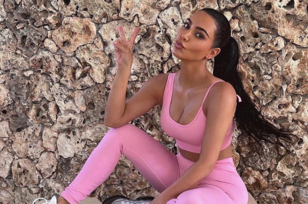 Κιμ Καρντάσιαν: Ποζάρει με μικροσκοπικά εσώρουχα και μοιράζει εγκεφαλικά