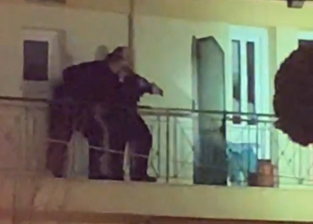 Νέα Ιωνία: Εγκλωβισμένος διαρρήκτης απειλεί αστυνομικούς – Μεγάλη επιχείρηση