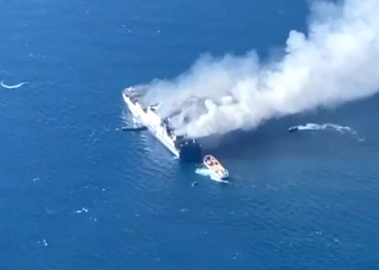 Φωτιά στο πλοίο στην Κέρκυρα: «Το έγκλημα επαναλαμβάνεται» – Σκληρή ανακοίνωση της ΠΕΝΕΝ