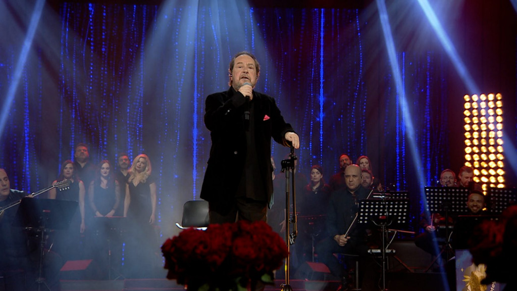 «Ποιος να συγκριθεί μαζί σου….» από τον Γιάννη Πάριο για όλους τους ερωτευμένους