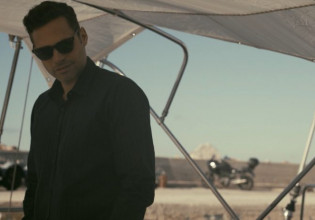 Σκοτεινή Θάλασσα: Ο Χρήστος ψάχνει την Άννα, καταλήγει σε μανιακό επεισόδιο και ξεκινά πάλι το ποτό