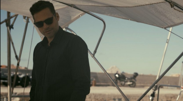 Σκοτεινή Θάλασσα: Ο Χρήστος ψάχνει την Άννα, καταλήγει σε μανιακό επεισόδιο και ξεκινά πάλι το ποτό