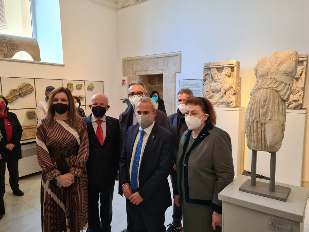 Το άγαλμα της θεάς Αθηνάς ταξιδεύει από το Μουσείο Ακρόπολης στο Παλέρμο