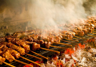 Αργίες 2022: Πότε πέφτει η Τσικνοπέμπτη και η Καθαρά Δευτέρα