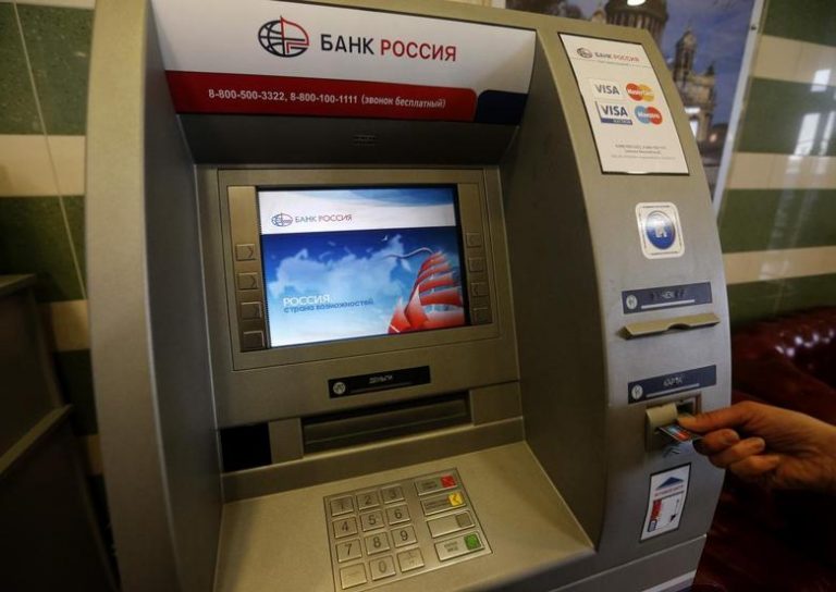 Ρωσία: Η Κεντρική Τράπεζα γεμίζει τα ΑΤΜ με ρούβλια