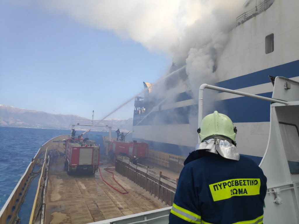 Φωτιά σε πλοίο στην Κέρκυρα: Διασώστες της ΕΜΑΚ πηγαίνουν για τη διάσωση εγκλωβισμένων