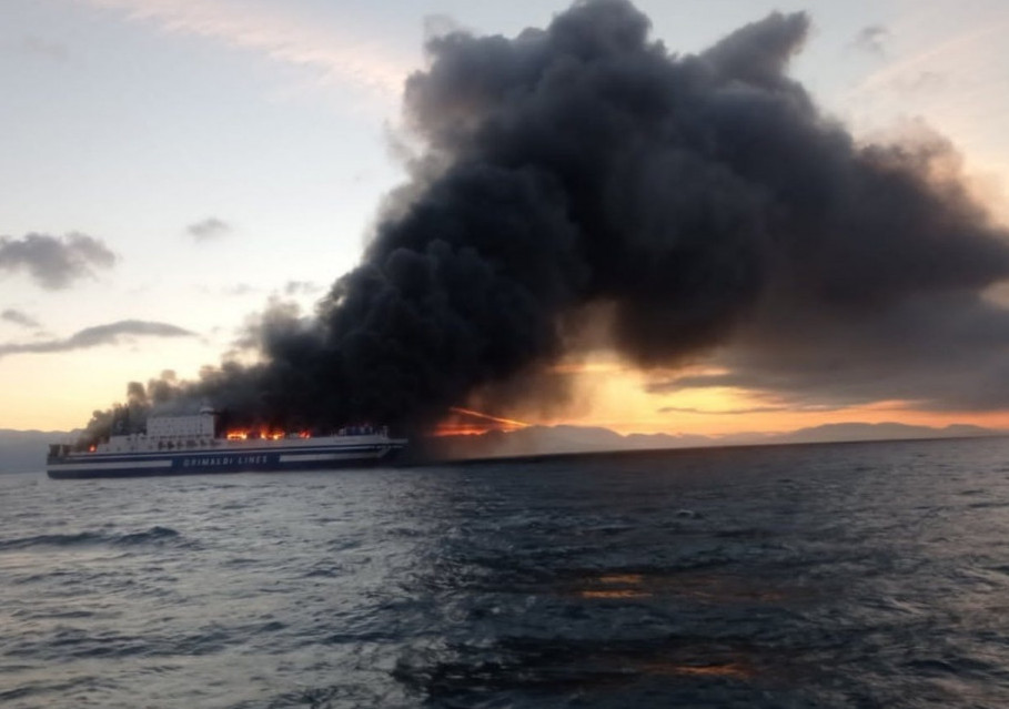 Κέρκυρα: «Πάγωσαν» οι έρευνες για τους αγνοούμενους - Συνεχείς εκρήξεις στο πλοίο που ρυμουλκείται