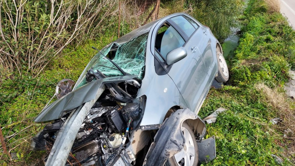 Ζάκυνθος: ΙΧ καρφώθηκε στη μπάρα του δρόμου και αυτή το διαπέρασε – Σώοι οι επιβάτες