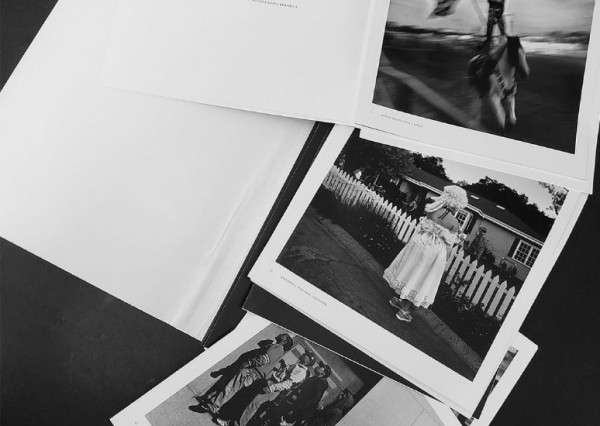 Ken Light: Το νέο φωτογραφικό λεύκωμα – γροθιά στο στομάχι της παρακμιακής Αμερικής