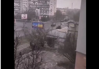 Πόλεμος στην Ουκρανία: Άμαχοι υπερασπίστηκαν με τόλμη τη σημαία της Ουκρανία