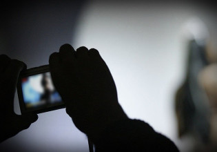 Κηφισιά: Φρίκη με την οικιακή βοηθό που φωτογράφιζε γυμνά παιδιά – Τα έστελνε σε επτά άτομα