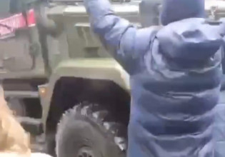 Πόλεμος στην Ουκρανία: Πολίτες σταματούν τα ρωσικά τανκς – «Δολοφόνοι. Είστε φασίστες»