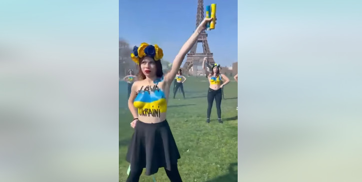«Σταματήστε τον πόλεμο του Πούτιν» φωνάζουν οι Femen βάφοντας το στήθος τους με τα χρώματα της Ουκρανίας