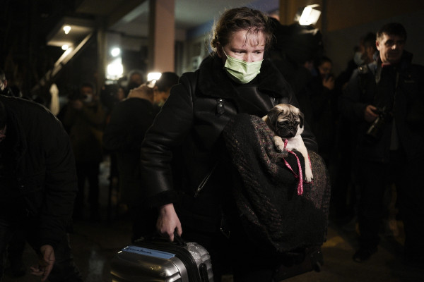 Πόλεμος στην Ουκρανία: Συγκλονίζουν οι πρόσφυγες που έφτασαν στην Ελλάδα – «Ακούγονταν συνεχώς εκρήξεις»