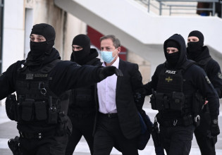 Δημήτρης Λιγνάδης: Στα ύψη η ένταση – Αντεγκλήσεις μεταξύ των δικηγόρων – Για ομοφοβία και σεξισμό κατηγόρησε τον Κούγια ο δικηγόρος των μηνυτών