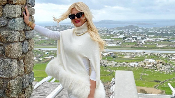 Μαρίνα Πατούλη: Τα χρυσά κηροπήγια και οι καρδιές από λουλούδια – Εντυπωσιακές εικόνες από το σπίτι της