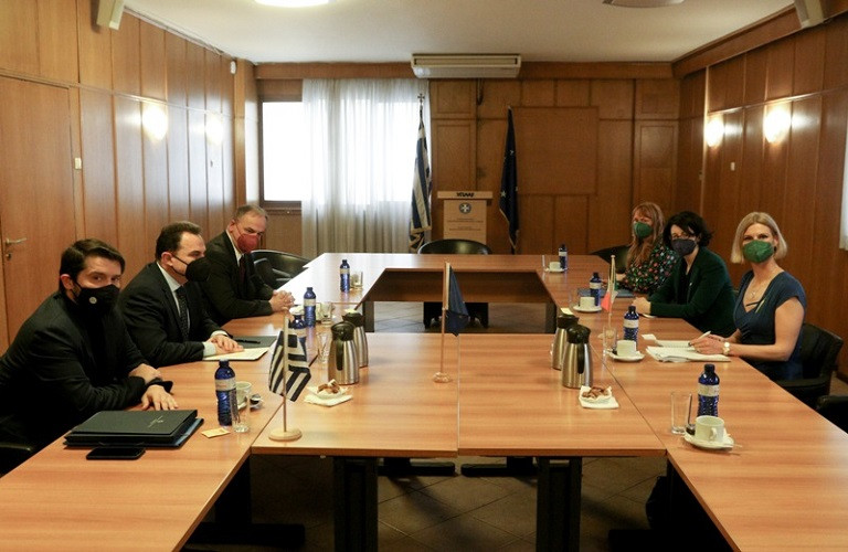 Τι συζήτησαν ΥπΑΑΤ και η Ιρλανδή υπουργό