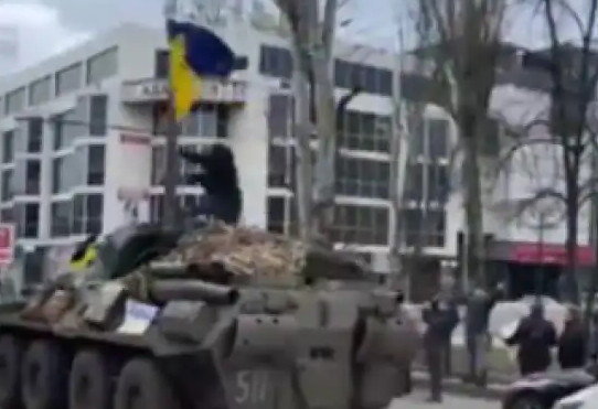 Πόλεμος στην Ουκρανία: Διαδηλωτής ανεβαίνει με την ουκρανική σημαία σε ρωσικό τεθωρακισμένο στη Χερσώνα