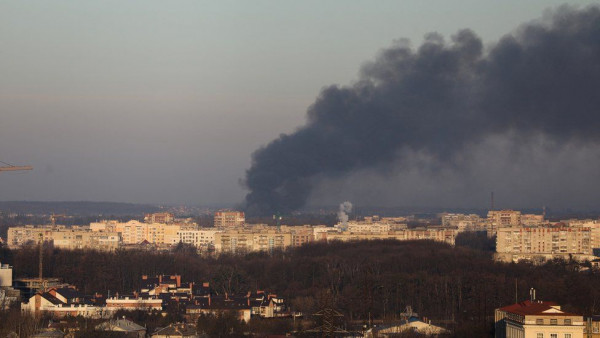 Πόλεμος στην Ουκρανία: Εκρήξεις στη Λβιβ, βομβαρδισμοί έξω από το Κίεβο, σειρήνες στην Οδησσό