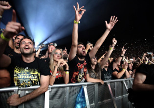 Χαμήλωσέ το: Ο ΠΟΥ ανακοίνωσε νέο όριο ασφάλειας για την ένταση της μουσικής