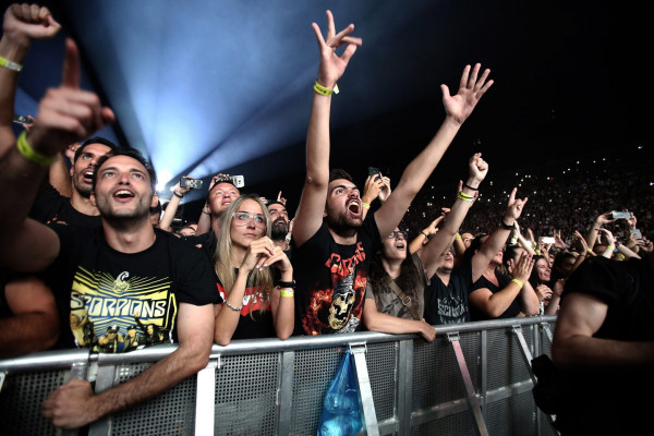 Χαμήλωσέ το: Ο ΠΟΥ ανακοίνωσε νέο όριο ασφάλειας για την ένταση της μουσικής