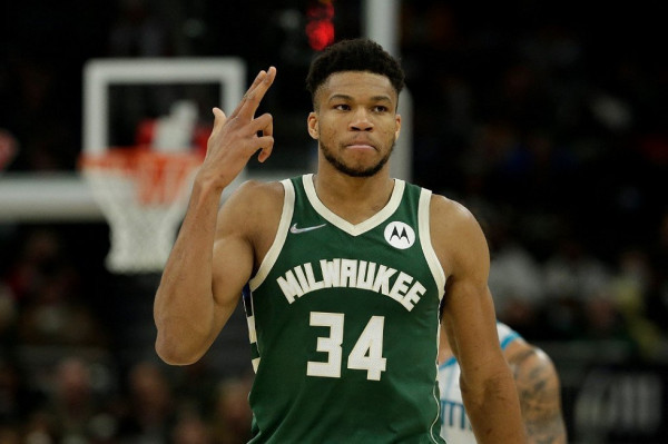 NBA: Γιάννης και Μπακς διέλυσαν τους Χόρνετς