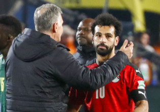 Με σωματοφύλακες και… βροχή από αντικείμενα η αποχώρηση του Σαλάχ