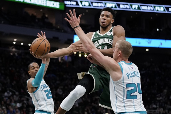 NBA: Τα highlights του Γιάννη κόντρα στους Χόρνετς