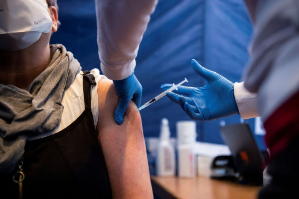 Κοροναϊός: Πράσινο φως στις ΗΠΑ για τέταρτη δόση του εμβολίου της Pfizer