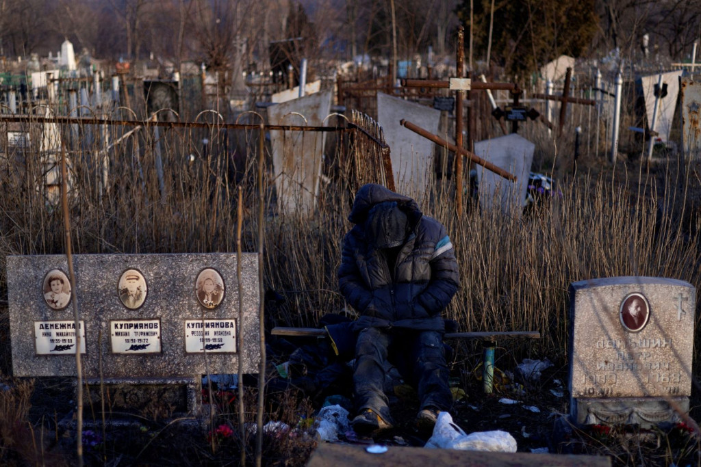 Ουκρανία: Σε μαζικό τάφο θάβει τους νεκρούς της η πολιορκούμενη Μαριούπολη