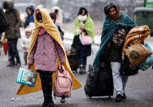 Πόλεμος στην Ουκρανία: «Ταρακουνιούνται οι τοίχοι, σπάνε τα παράθυρα»
