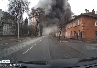 Πόλεμος στην Ουκρανία: Η στιγμή που ρωσικές δυνάμεις βομβαρδίζουν κατοικημένη περιοχή