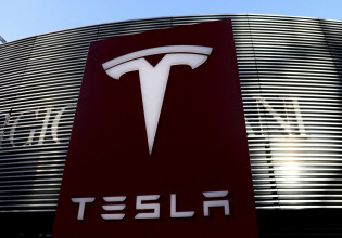 Tesla: Μισθοί 3 μηνών στους στρατευμένους ουκρανούς υπαλλήλους
