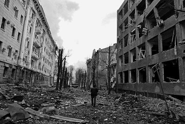 Στη δίνη του πολέμου: «Καμένη γη» από τους Ρώσους, δεν λυγίζουν οι Ουκρανοί
